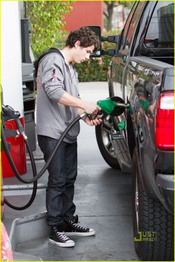 normal_nick-jonas-gas-station-17 - nick-gas station-i love these photos