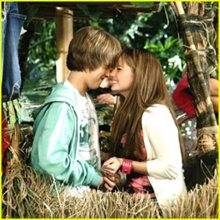 debby-ryan-cole-sprouse-is-a-balloon-boyfriend-cole-sprouse-dylan-sprouse-olsen-twins-news-051ad1c96
