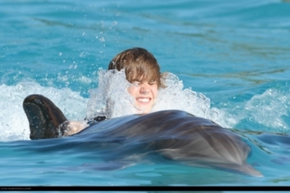 16178186_KHCUWLOYU - Justin Bieber in water with dolphin