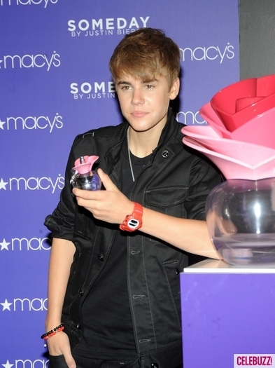 Justin-Bieber-attacked-Macys-Fragrance-Event-in-NYC-435x580