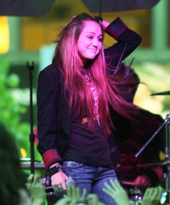 Miley Cyrus (11) - 0 Miley Cyrus-Mitchel Mussos Free Concert at The Grove 0