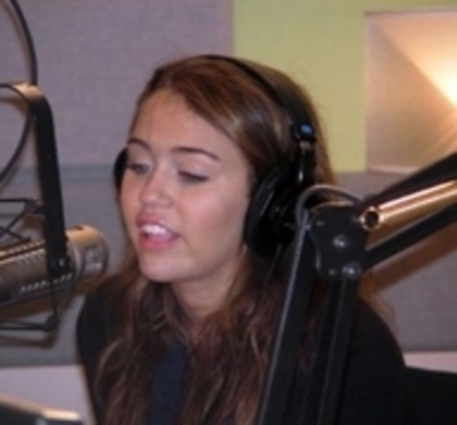 28081527_GRBQQSWML - x Miley at The Elvis Duran Show