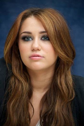 Miley-Cyrus_COM-TheLastSongPressConference-2010mar13-003 - The Last Song Press Conference - March 13th 2010
