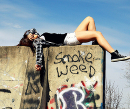 alone-girl-smoke-weed-Favim.com-113758_thumb