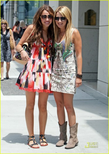 ashley-tisdale-miley-cyrus-04 - Ashley Tisdale and Miley Cyrus