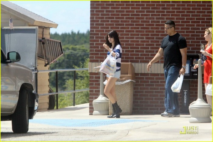 selena-gomez-harry-potter-08