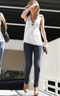 16933044_DQAKQDGLF - Miley out in Hollywood