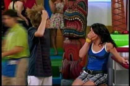 selena gomez in the suite life on deck (3)
