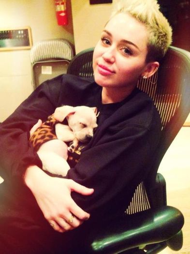  - a - OO2 Photo With Miley Cyrus - a