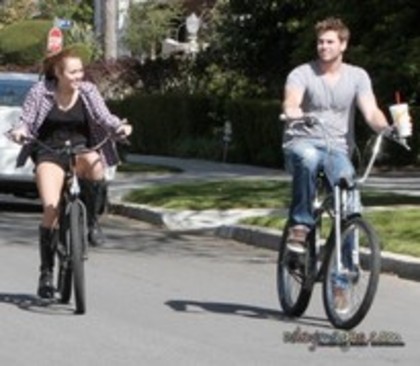 26264024_TERBQLJAZ - x Riding Her Bike in Toluca Lake