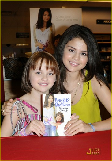 selena-gomez-joey-king-borders-11