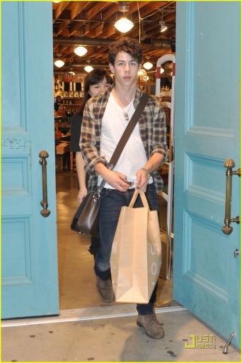 normal_nick-jonas-urban-outfitters-03