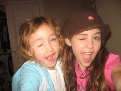 miley-cyrus_dot_com-withfriendsandfamily013