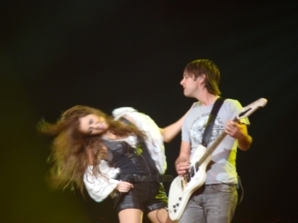 Miley-2009-Wonder-World-Tour-New-Orleans-miley-cyrus-9019457-400-300