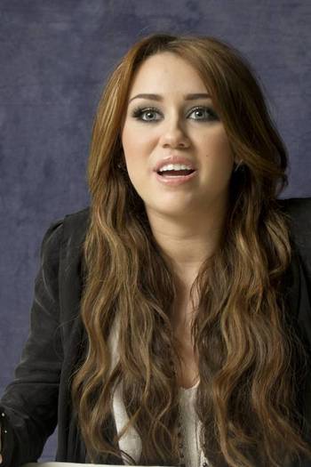 Miley-Cyrus_COM_TheLastSongMunawarHosainPortraitShoot_13March2010_097