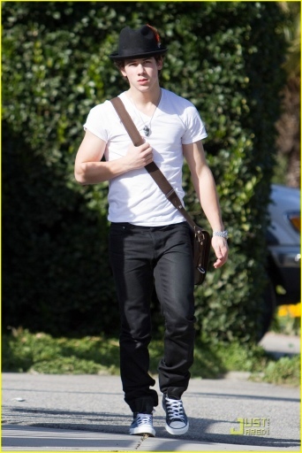 normal_nick-jonas-fedora-fresh-15