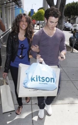 normal_MQ008 - Kevin and Danielle-Out shopping in Beverly Hills
