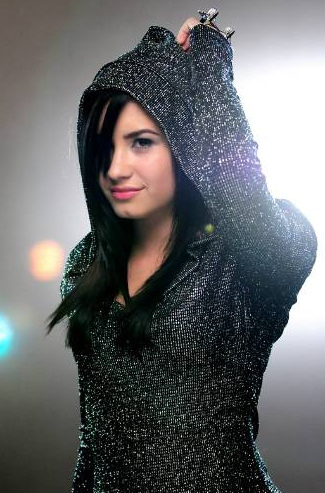 demi lovato in videoclipul Remember December - Demi Lovato