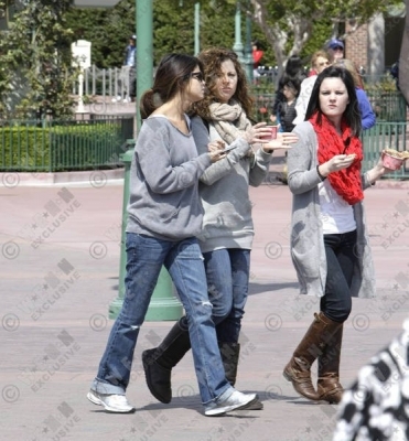 normal_selenadailyorg-disney-land-april9-2011-006