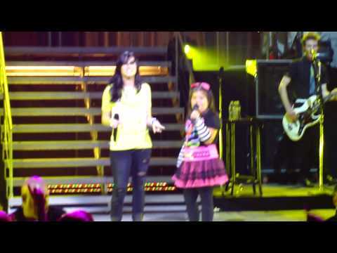 0 - demi lovato and her litle sister