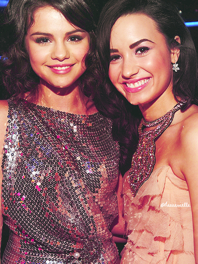 S-D-Banner-selena-gomez-and-demi-lovato-9347703-450-600