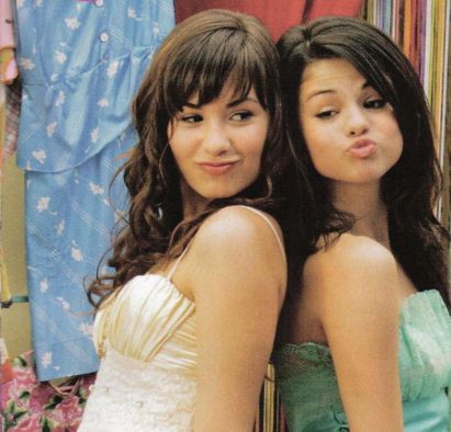 selena-and-demi-top 2