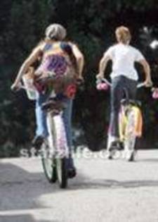 24866543_DTZYXSOCN - x Emily si Miley cu bicicleta