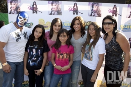 normal_002 - oo_With her fans from Mexico City_oo