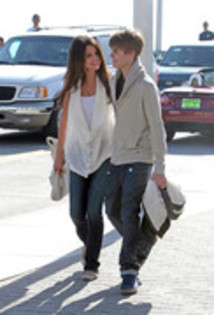 31454145_IDCNECNWP - X Selena Gomez and Justin Bieber at the Santa Monica Pier