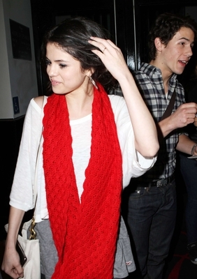 normal_007~3 - Selena and Nick at Phillipe Chows-February 2nd 2010