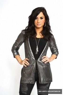 Demi-Photoshoot-demi-lovato-16943348-266-399