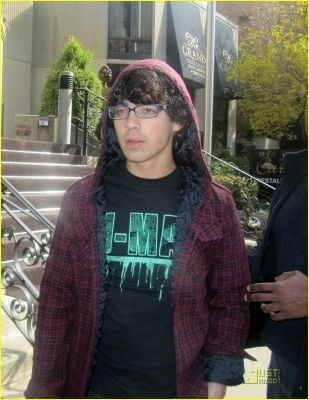 normal_07 - JB-outside Toronto Hotel-here joe is wearing glasses