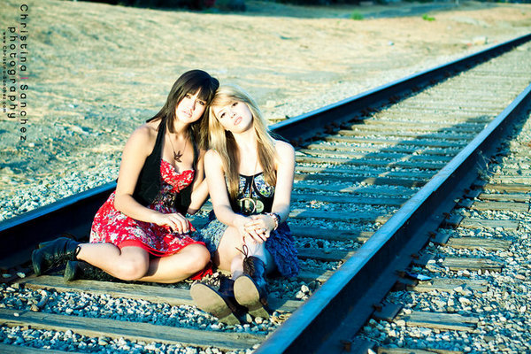anotherrr sneak peak of laura and i - Me and Laura on our photoshoot