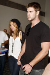 17024747_ARVICSGGQ - Miley Cyrus and Liam Hemsworth at LAX