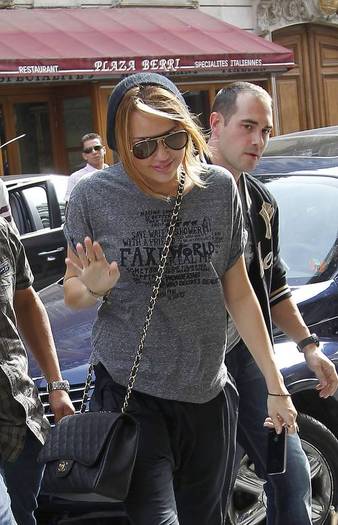 Miley-Cyrus_COM_ParisFrance_4Sept2010_42