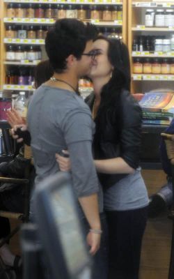 Demi and Joe at a local Grocery Store (4)