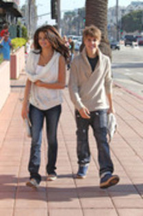 31454135_AAZSMPBVG - X Selena Gomez and Justin Bieber at the Santa Monica Pier