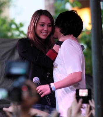 Miley Cyrus (8) - 0 Miley Cyrus-Mitchel Mussos Free Concert at The Grove 0