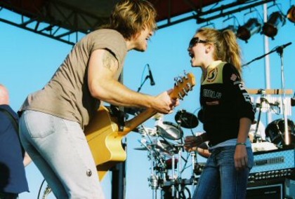 miley-cyrus_dot_com_kentuckyspeedway2005-001