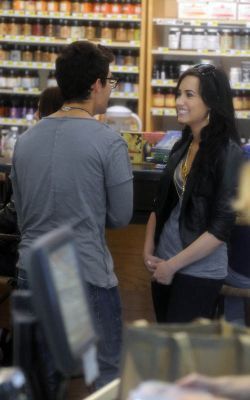 Demi and Joe at a local Grocery Store (7)