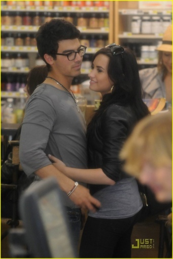 normal_LRG012 - JOE and demi-Out at Erewhon Natural Foods Market in LA-I HATE THESE PHOTOS