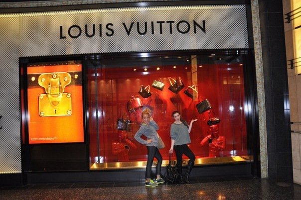 Louis Vuitton. L.O.V.E (; - LA BABYYY