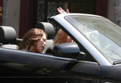 VYJOZHKZZFSCCMROXDS - Miley and her mother drive to Hollywood