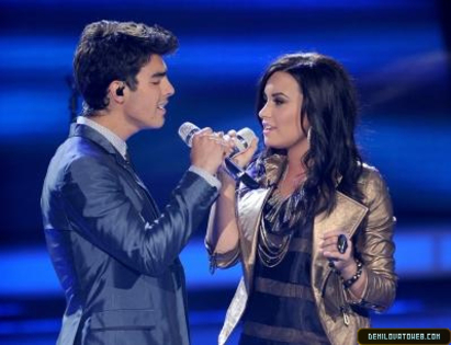 Demi-At-American-Idol-Elimantion-Show-demi-lovato-11081314-399-306 - demi lovato at american idol
