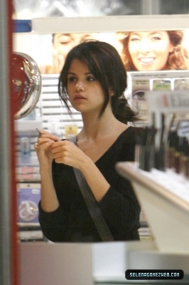 normal_selena_gomez_candids_9 - Buna