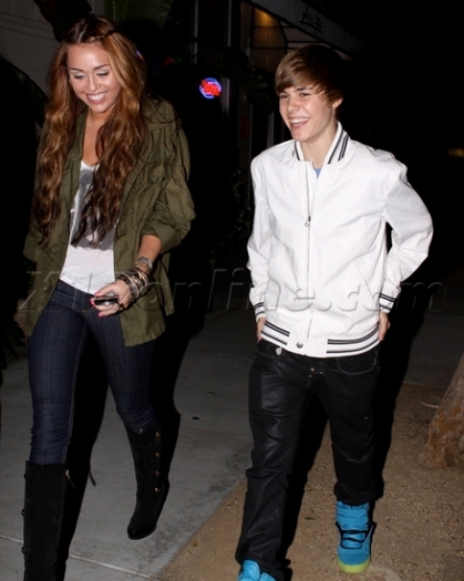 29nvzn5 - justin bieber and miley cyrus 11-05-2010