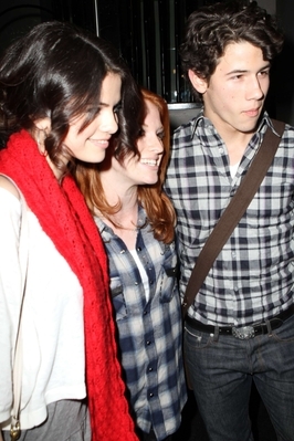 normal_005~5 - Selena and Nick at Phillipe Chows-February 2nd 2010