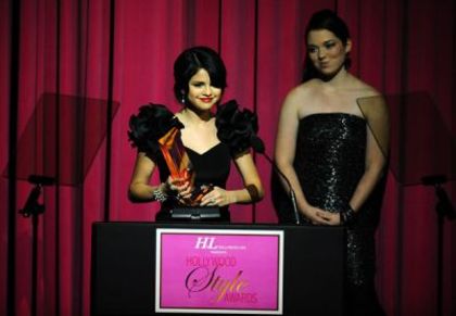 normal_040 - Selena Gomez Award Shows 2OO9 October Hollywood Lifes 6th Annual Hollywood Style Awards