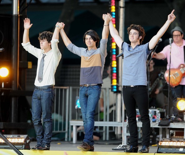 The Jonas Brothers Perform On ABC's Good Morning America (3) - The Jonas Brothers Perform