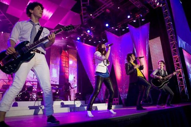 singing - Disney Channel Games Concert - May 3rd 2008